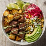 Chipotle-Steak-Bowl mit Kartoffeln und Mais-Salat