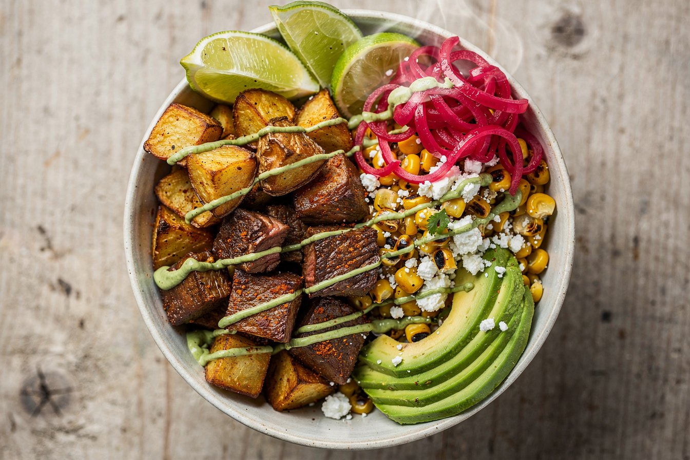 Chipotle-Steak-Bowl mit Kartoffeln und Mais-Salat