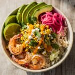 Garnelen-Bowl mit Mais-Salat und Chipotle-Crema