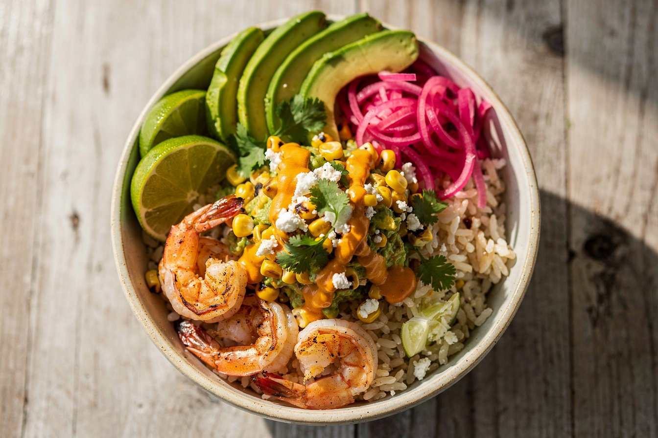 Garnelen-Bowl mit Mais-Salat und Chipotle-Crema
