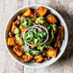 Hack-Süßkartoffel-Bowl mit grüner Kräutersauce