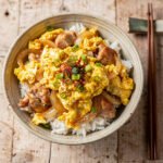 Oyakodon – japanische Reisschale mit Hähnchen und Ei