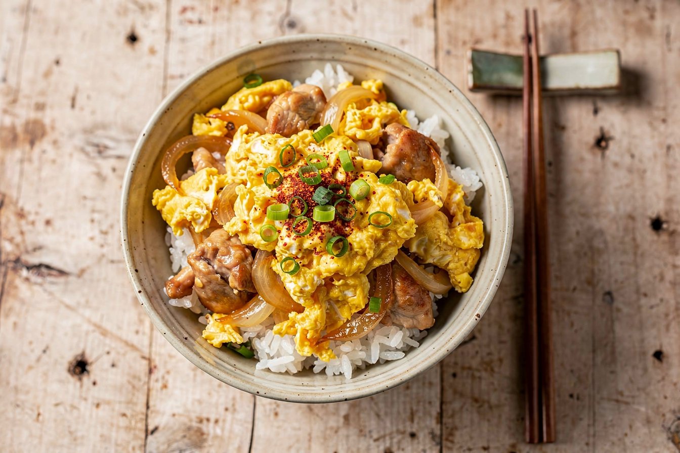 Oyakodon – japanische Reisschale mit Hähnchen und Ei